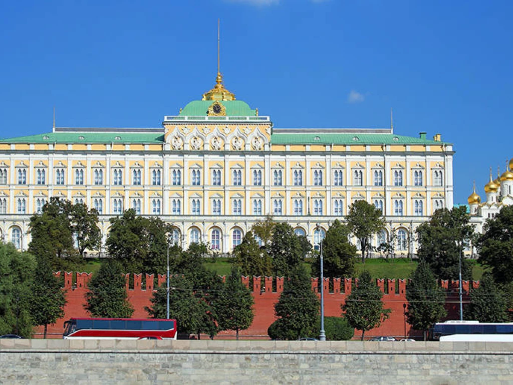 Grand kremlin. Вид на большой Кремлевский дворец. Резиденция в Кремле. Большой Кремлевский дворец и Оружейная палата. Большой Кремлёвский дворец тон 19 век.