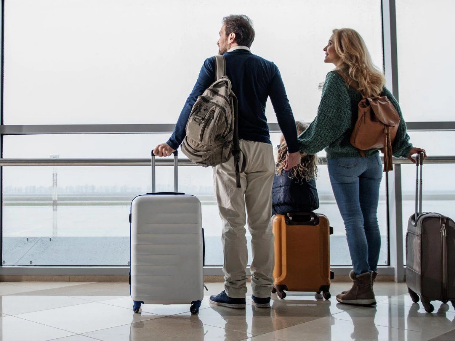 Продать заграницу. Человек с чемоданом. Люди в аэропорту. Туристы в аэропорту. Люди с чемоданами в аэропорту.